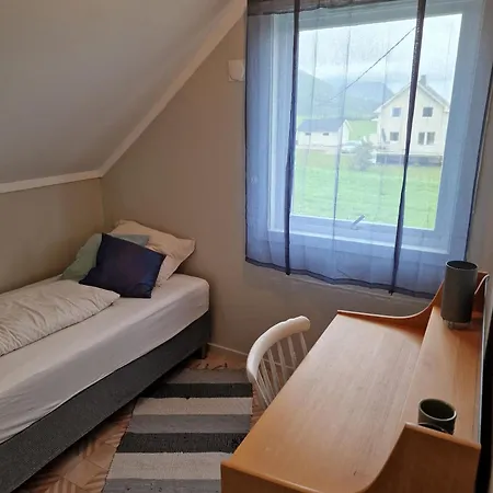 Ved Sjoen, Lofoten Holiday home *