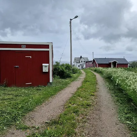 Ved Sjoen, Lofoten * Leknes