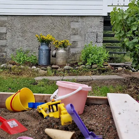 Ved Sjoen, Lofoten Leknes