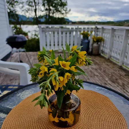 Ved Sjoen, Lofoten Holiday home *